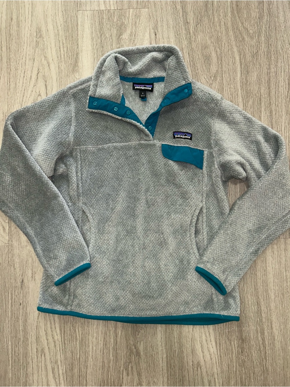 Patagonia Women's Gray Re-Tool Snap-T Fleece Pullover with Teal Accents sz small